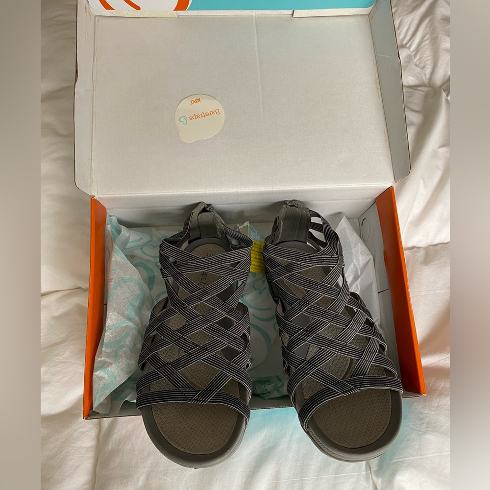 Ladies Baretraps ReBound elastic strap sandals Grey size 7. NWT